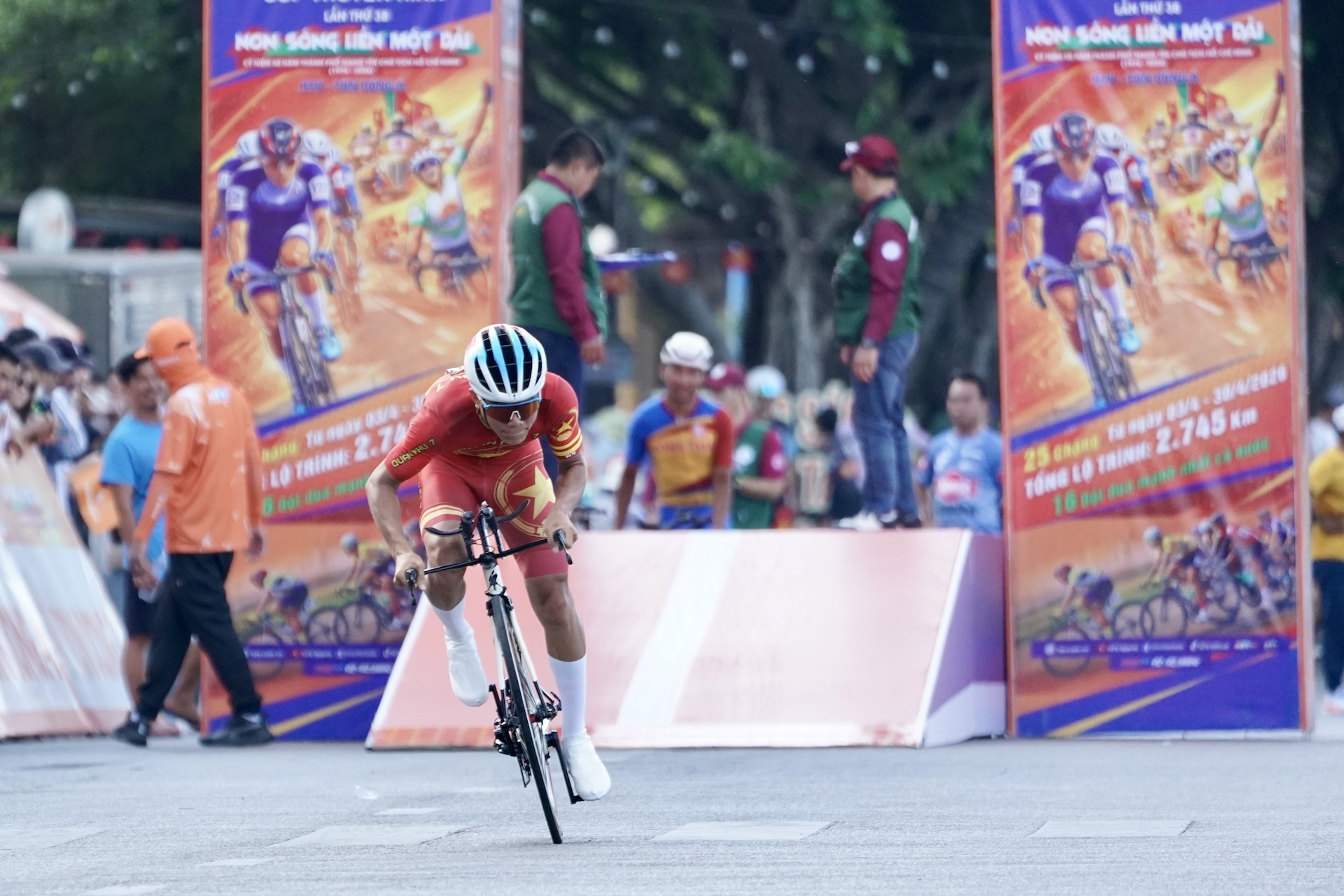 Sergei Kulikov thắng chặng cá nhân tính giờ giải xe đạp Cúp truyền hình