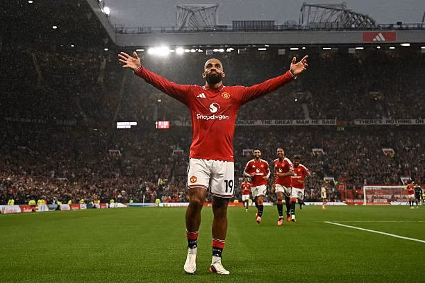 Fernandes lập hat-trick, MU đè bẹp Ipswich