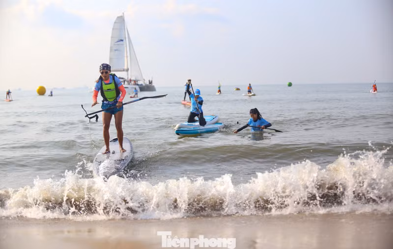 Biển Quy Nhơn ‘nổi sóng’ với gần 120 VĐV tranh tài đua SUP