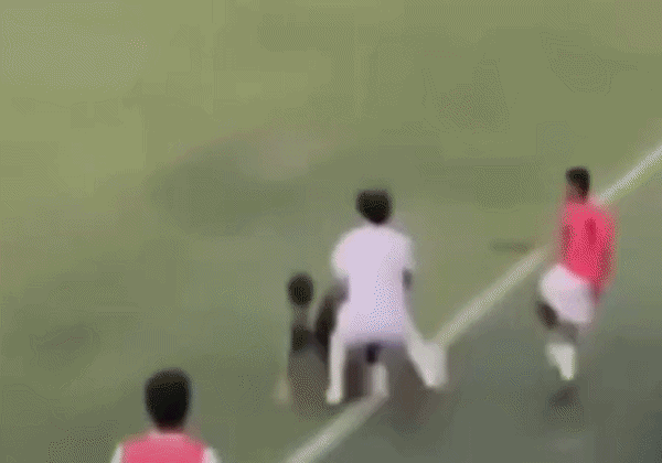 Tuyển thủ từng dự World Cup của Indonesia tung kung-fu triệt hạ đối thủ