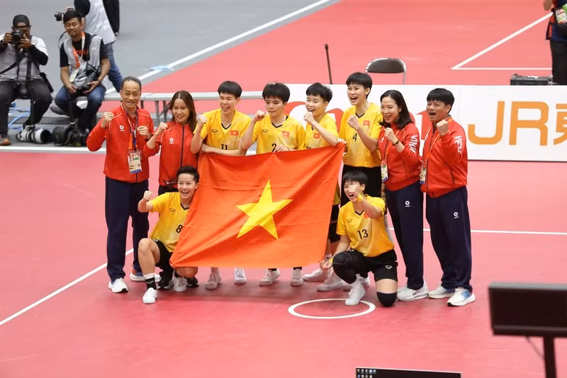 Bộ trưởng Bộ VHTTDL Lâm Thị Phương Thanh chúc mừng đội tuyển cầu mây nữ
