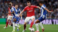 Wood phải điều trị bệnh đầu gối trong suốt quãng đời còn lại