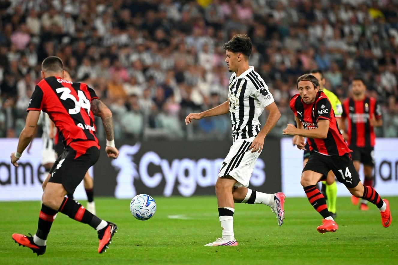 Juventus thoát thua AC Milan phút bù giờ