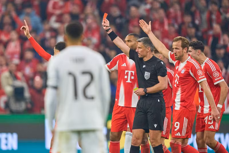 Trọng tài đúng hay sai khi rút thẻ đỏ Camavinga?