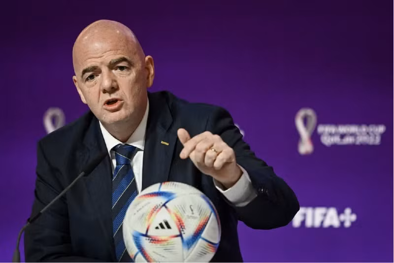Cuộc chiến quyền lực FIFA - UEFA leo thang