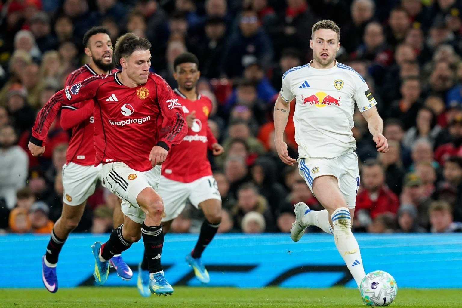 CĐV phẫn nộ với lời nguyền &amp;apos;Ugarte ra sân là MU thua trận&amp;apos;