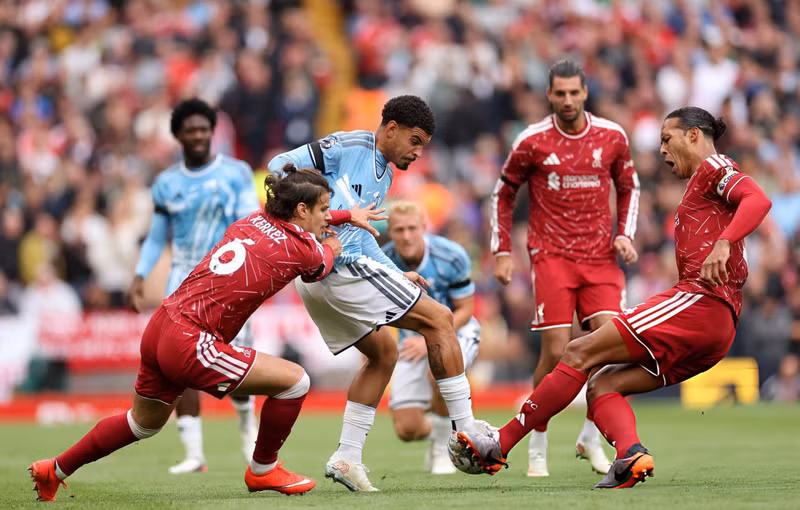 Trực tiếp Liverpool vs Nottingham 0-0 (H1): Không vào!!! Sóng gió khung thành Liverpool