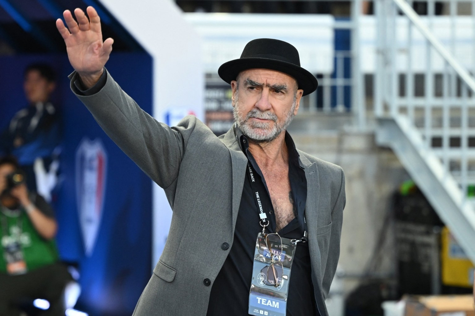 Eric Cantona &amp;apos;cực chất&amp;apos; dẫn dàn cầu thủ huyền thoại MU ra sân