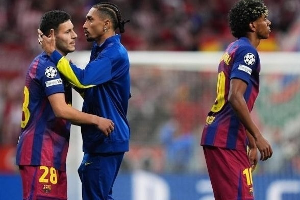 Raphinha tức giận: &amp;apos;Barca bị cướp vé bán kết Cúp C1&amp;apos;