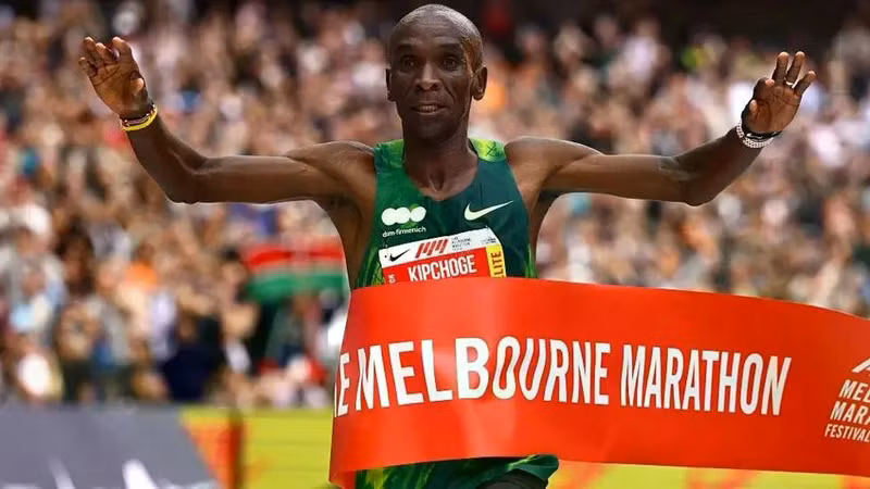 Kipchoge phá kỷ lục đường chạy Melbourne Marathon ở tuổi 41
